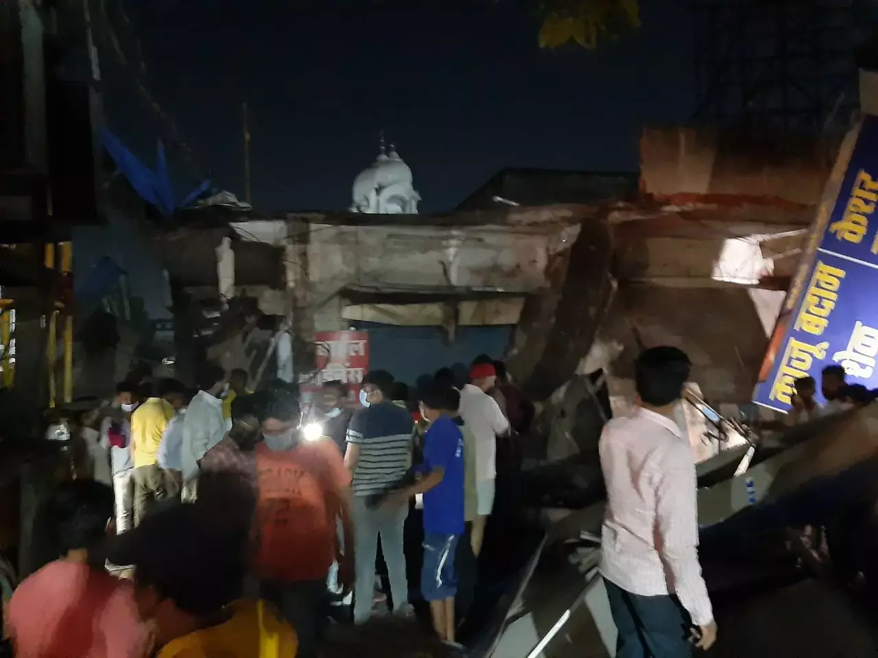 राजधानी में हादसा: बारिश से बिल्डिंग का आधा हिस्सा ढहा…एक युवक मलबे में फंसा…