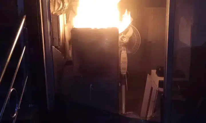 ATM जलकर खाक : एक्सिस बैंक के एटीएम में लगी भीषण आग…. काफी नोट भी जलकर हुए राख… पुलिस कर रही है मामले की जांच