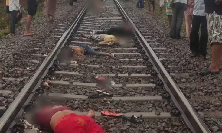 CG बिग ब्रेकिंग: महासमुंद में दिल दहलाने वाली घटना…..महिला समेत एक ही परिवार के 6 लोगों ने ट्रेन से कटकर दी जान…. नज़ारा देख हिल गए लोग