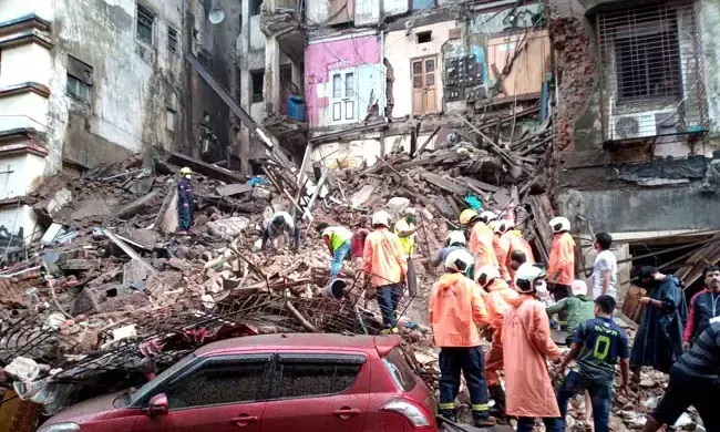 11 की मौत : कलेक्टर कंपाउंड की बिल्डिंग ढही….8 बच्चों समेत 11 लोगों की मौत…..मृतकों में एक ही परिवार के 8 लोग शामिल….7 लोगों की हालत अभी भी गंभीर