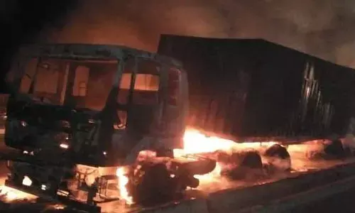 2 मौत-दर्दनाक हादसा : दिलीप बिल्डकॉन कंपनी के ट्रेलर ने 2 युवकों को कुचला….. गुस्साये ग्रामीणों ने ट्रेलर में लगाई आग…. सड़क निर्माण कर रही कंपनी के कैंप में हादसा