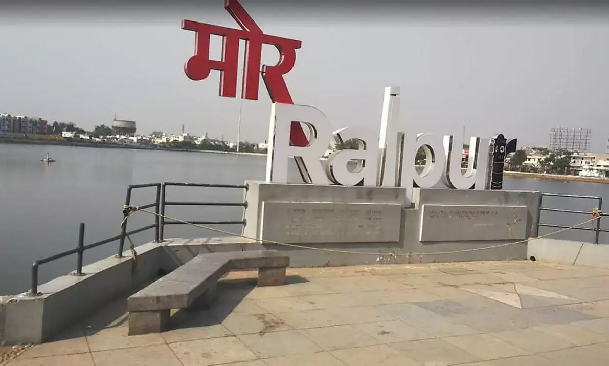 इंजीनियर ने की आत्महत्याः प्रोफेसर के बेटे की मरीन ड्राइव तालाब में मिली लाश, कल शाम में घर से हुआ था गायब…पुलिस जांच में जुटी