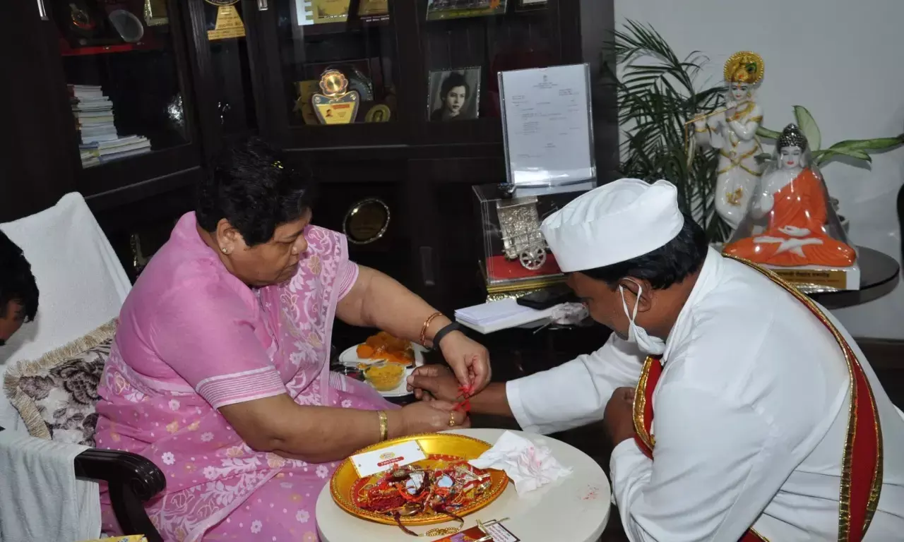 राज्यपाल ने रक्षा बंधन के अवसर पर राजभवन के अधिकारी -कमर्चारियों को राखी बांधी….राजभवन में पहली बार हुआ ऐसा आयोजन