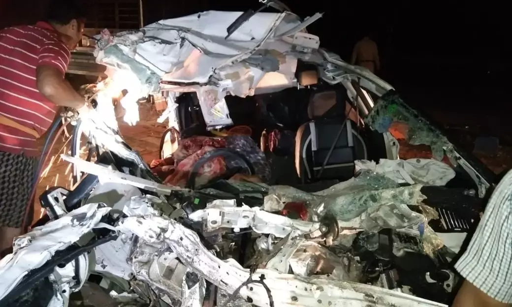 CG बिग ब्रेकिंग: दर्दनाक सड़क हादसे में विधायक के इंजीनियर बेटे सहित 3 लोगों की मौत…… ड्यूटी से लौटने के दौरान बस से कार की भीषण टक्कर….. 4 घंटे बाद गैस कटर से काटकर निकाला गया तीनों का शव… हादसे की दिल दहलाने वाली तस्वीर देखिये