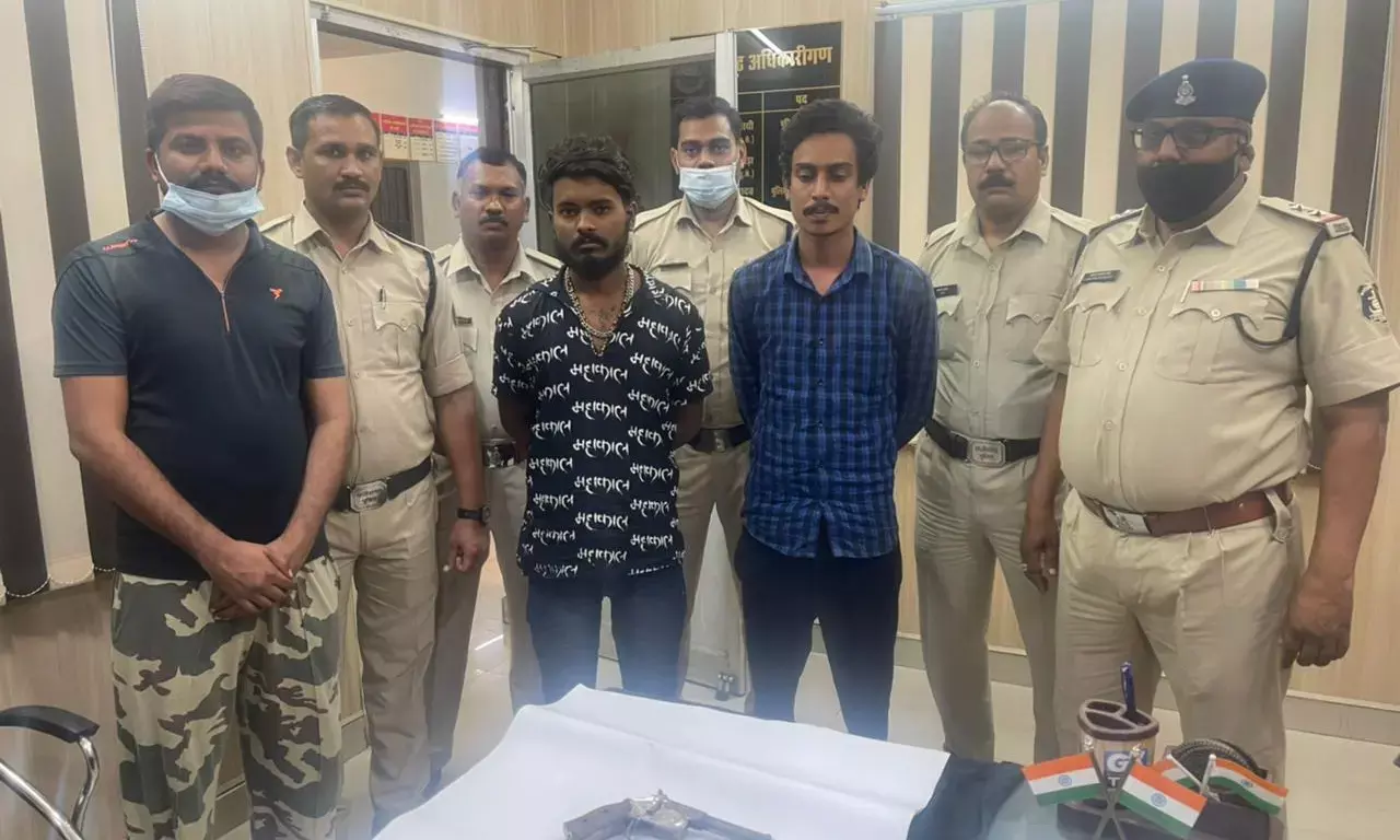 कट्टा और पिस्टल लेकर घुम रहे जिला कोषालय के कर्मचारी सहित दो युवक गिरफ्तार, शहर में किसी बड़ी घटना को अंजाम देने की थी योजना…