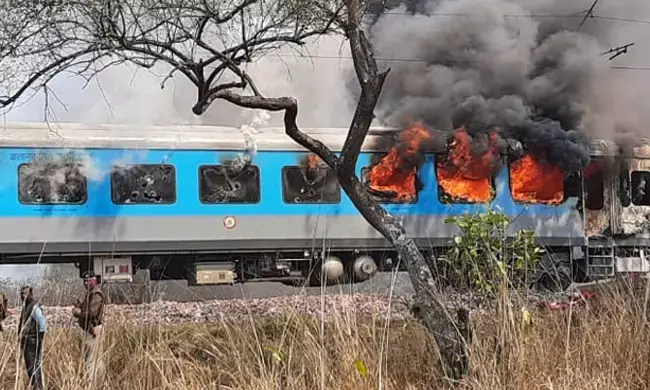 ब्रेकिंग : चलती ट्रेन में लगी भीषण आग……शताब्दी ट्रेन के एसी कोच में लगी है आग, मचा हड़कंप…. टीम मौके पर रवाना