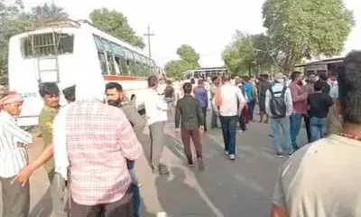 ब्रेकिंग- 13 की दर्दनाक मौत: भीषण सड़क हादसे में 12 आंगनबाड़ी महिलाएं समेत 13 की मौत……ऑटो को बस ने जोरदार टक्कर….सभी की मौके पर ही मौत