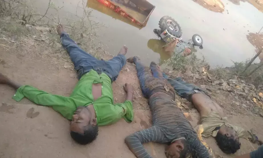 दर्दनाक हादसे में तीन की मौत: रेत लाने जा रहा ट्रेक्टर तालाब में पलटा, तीन की मौत…दो घायल
