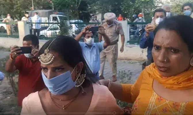 दुल्हा-दुल्हन को दीवार फांदकर शादी मंडप से भागना पड़ा……शादी के दौरान पहुंची पुलिस, तो मचा हड़कंप….कोरोना नियम तोड़कर हो रही थी शादी