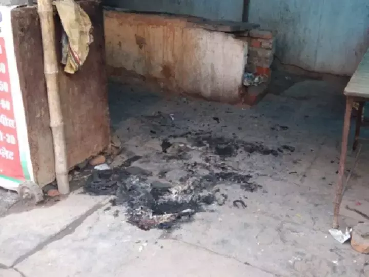 बिरयानी सेंटर के बाहर मिली जली हुई लाश, फाॅरेंसिक और पुलिस की टीम जांच में जुटी…..नहीं हो पायी युवक की पहचान