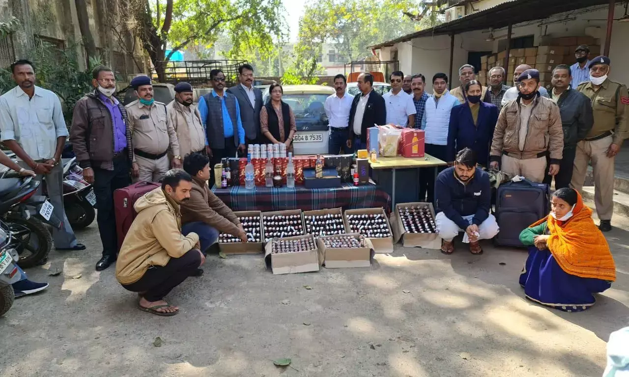 शराब के अवैध कारोबार में लिप्त चार आरोपी गिरफ्तार, विदेश मदिरा सहित मध्यप्रदेश के लेबल वाली 7 पेटी शराब जब्त