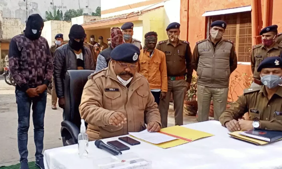 सनकी आशिक ने तांत्रिक को गोलियों से भूना :…लड़की को वश में करने के लिए तांत्रिक से करवाये थे टोटके……लेकिन प्यार की जगह लड़की से हो गयी लड़ाई…..गुस्साये आशिक ने तांत्रिक को उतारा मौत के घाट