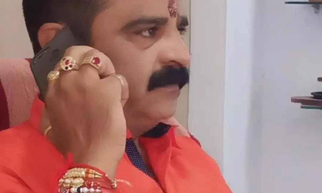 तुम पत्रकारिता करोगे या जिंदा रहोगे यह मैं तय करूंगा… तुमको जिसको बुलाना है बुला लो…..कवरेज से लौट रहे पत्रकार को कांग्रेस नेता ने धमकाया…. साथियों संग पत्रकार को घंटों बंधक बनाकर देते रहे गाली और धमकी….पुलिस की मदद से छुड़ाया गया