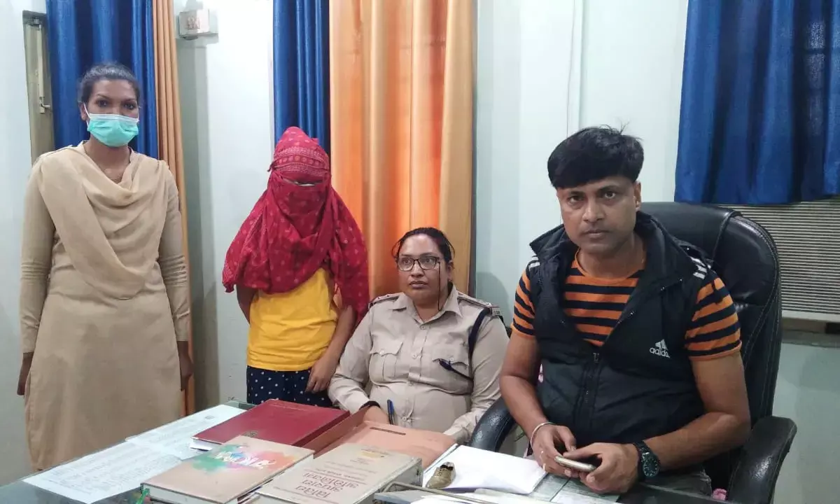 ब्रेकिंग : छत्तीसगढ़ में हनीट्रैप का सनसनीखेज खुलासा…..रेप केस में फंसा देने की धमकी देकर युवती ने लाखों वसूले…..अब हर महीने 25 हजार मांग रही थी तनख्वाह…. कंगाल हुए आशिक ने दर्ज कराया FIR … युवती हुई गिरफ्तार…