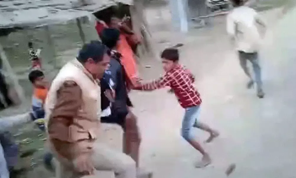 ASI को ग्रामीणों ने पीटा : ग्रामीणों ने पूरे गांव में दौड़ा-दौड़ाकर ASI को पीटा….जूते-चप्पल से पीटते हुए लोगों का वीडियो हुआ वायरल