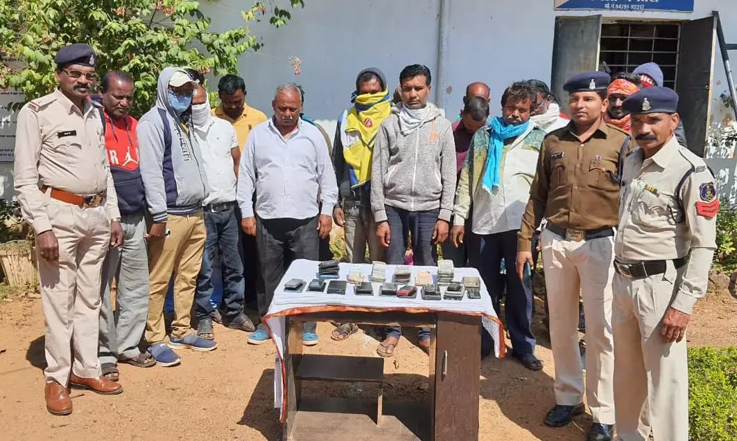 जंगल में चल रहा था लाखों का जुआ, पुलिस ने मारी रेड… 19 गिरफ्तार, 3 लाख से ज्यादा की नगदी भी जब्त