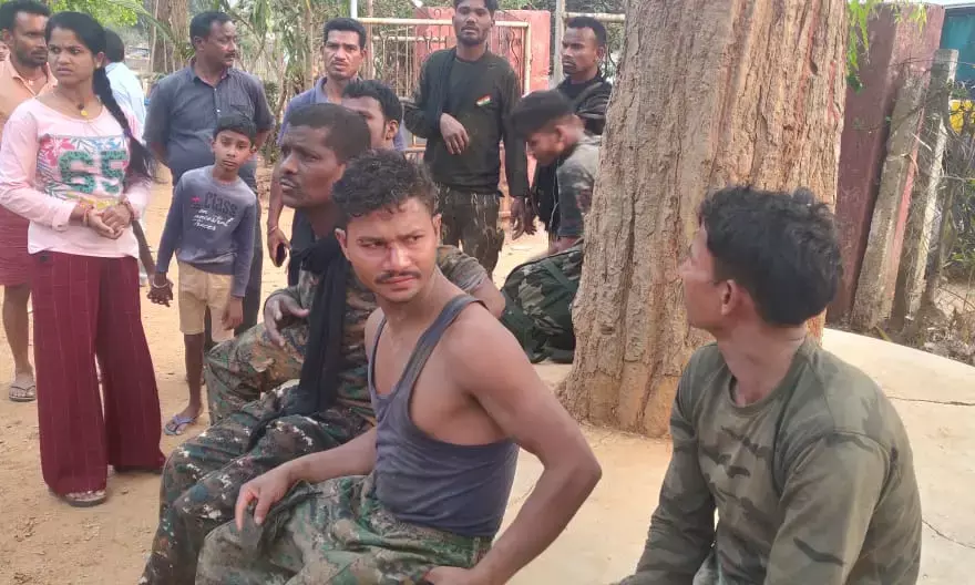 नक्सल हमले की तस्वीरें: ब्लास्ट के बाद खौफनाक था मंजर, जवानों को इस तरह से पहुंचाया गया अस्पताल, तीन जवान शहीद… बस के ड्राइवर की भी मौत…