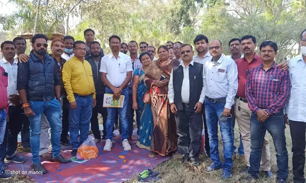 शिक्षकों ने कोरोना वैक्सीन की डिमांड की……स्कूल खोलने से पहले सभी शिक्षकों व कर्मचारियों का होना चाहिये टीकाकरण…..कल से खुल रहे हैं प्रदेश भर के सरकारी स्कूल…