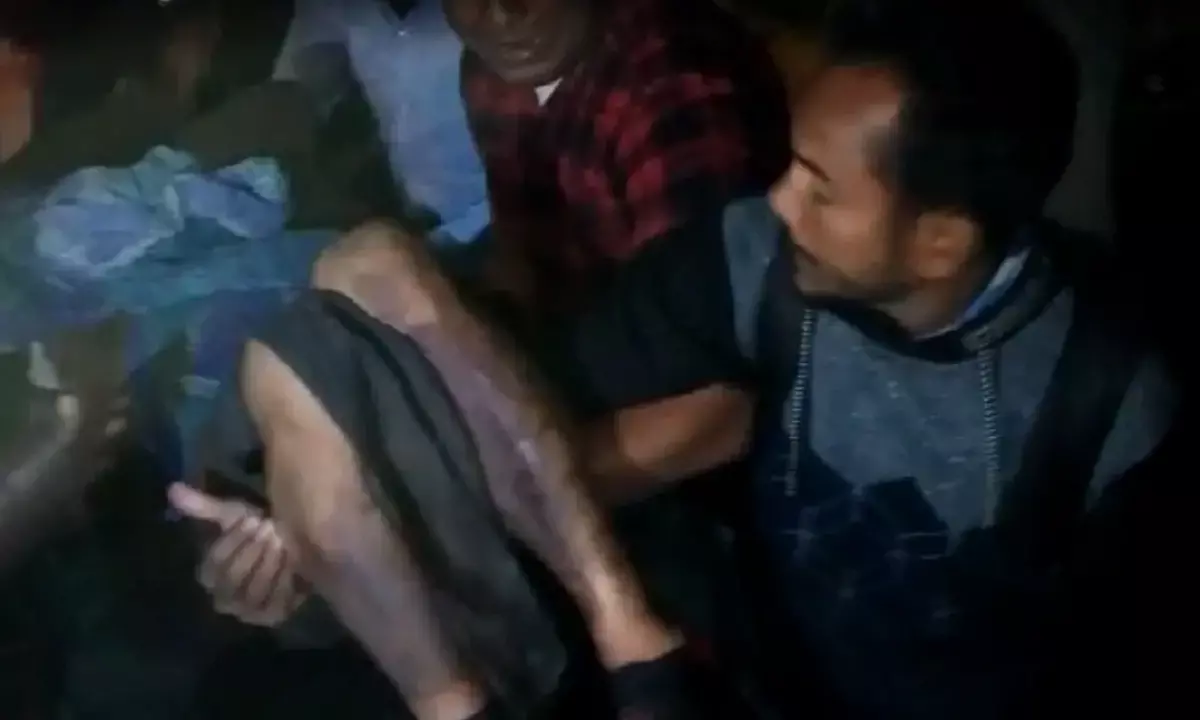 मंत्री पर बम से हमला : ट्रेन पकड़ने जा रहे मंत्री पर फेंका बम, विस्फोट में गंभीर रूप से जख्मी…..6 अन्य लोगों को भी लगे बम की छींटे…..अस्पताल में कराया गया भर्ती ….