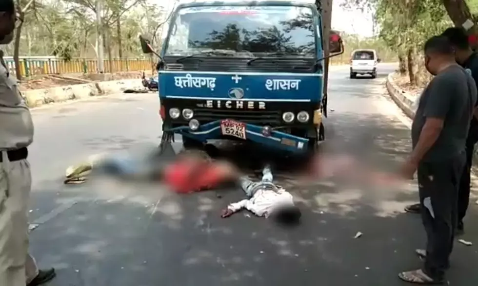 वैक्सीन लेकर आ रही वैन से बाइक टकराई… दो गंभीर, एक घायल…एक बाइक में तीन युवक थे सवार