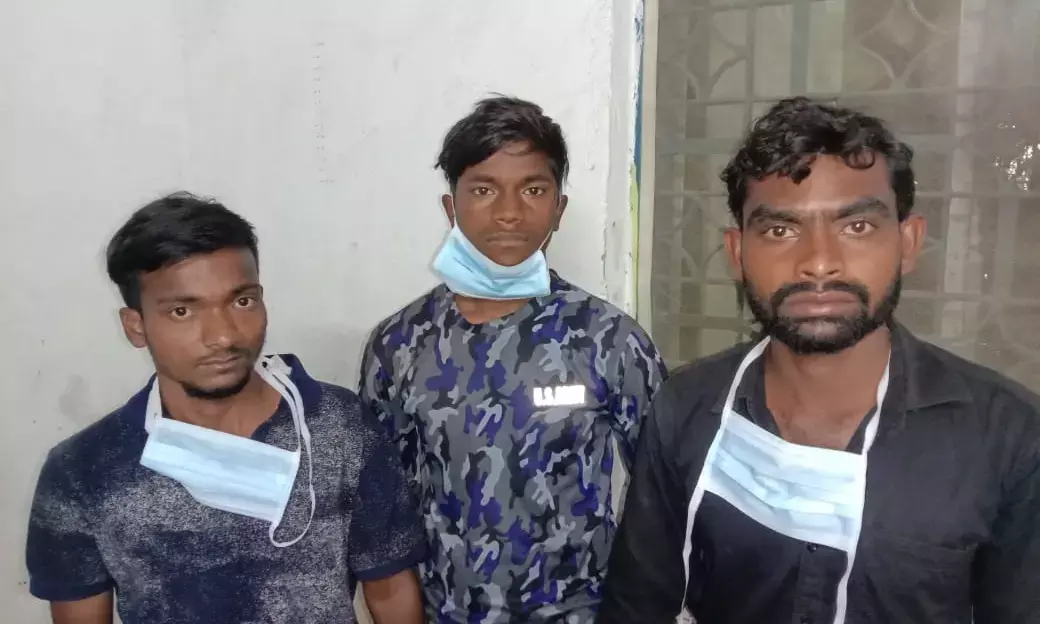 रात के अंधेरे में ATM लूटने की कर रहे थे कोशिश… तभी पहुंच गई पुलिस, फिर…