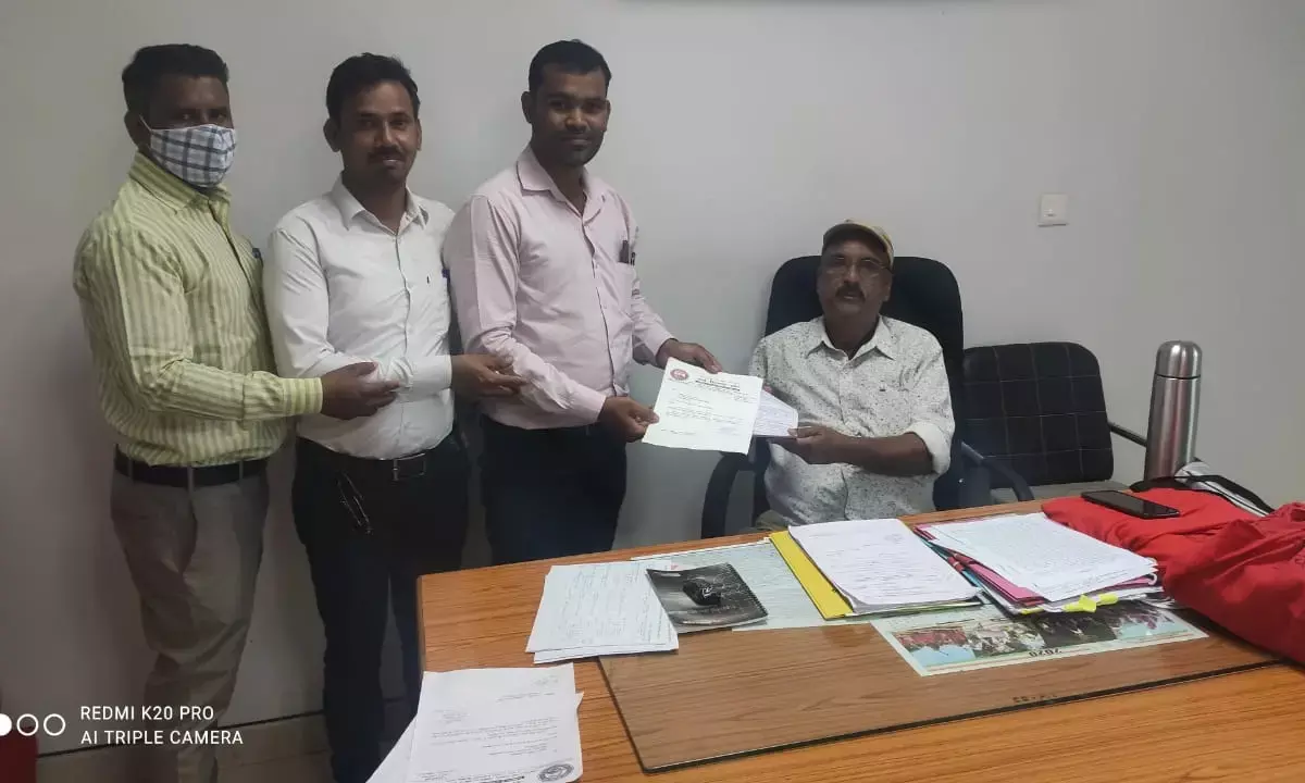 शिक्षाकर्मियों की लंबित समस्याओं को लेकर मंत्रालय पहुंचा सर्व शिक्षक संघ का प्रतिनिधिमंडल…. समस्या सुलझाने को बनी कमेटी के सदस्यों को सौंपा समस्याओं का पुलिंदा…. 700 से भी अधिक शिक्षकों ने दी है लंबित समस्याओं की जानकारी… समिति को करना है जिसका निराकरण