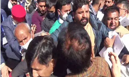 राज्यपाल के साथ धक्का-मुक्की….विधानसभा में कांग्रेस विधायकों ने खूब किया तमाशा…. पांच विधायकों को किया गया सस्पेंड