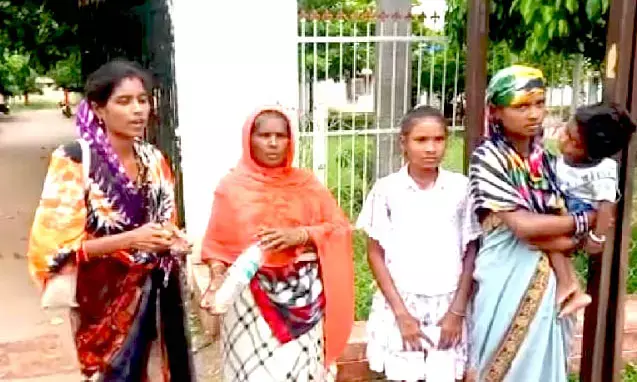 SP दफ्तर के बाहर आत्मदाह की कोशिश : पुलिस ने नहीं की कार्रवाई तो नाराज महिला परिवार सहित पहुंची SP दफ्तर….पेट्रोल छिड़ककर आग लगाने से पहले राहगीरों ने रोककर बचायी जान