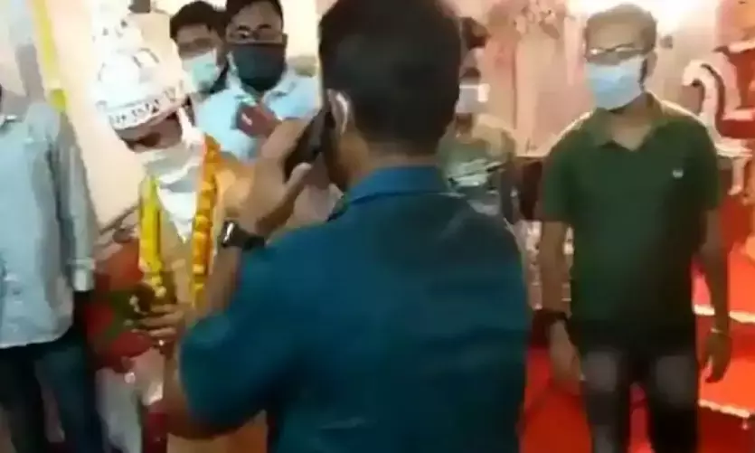 नाइट कर्फ्यू में चल रही थी शादी  पार्टी, कलेक्टर के पहुंचते ही मची  अफरा-तफरी, दूल्हा -दुल्हन सहित रिश्तेदारों को खिलाफ मामला दर्ज….  वीडियो हो रहा खूब वायरल