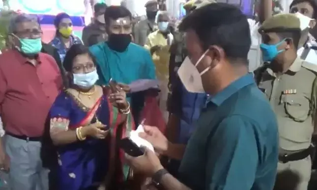 कलेक्टर की छुट्टी: शादी समारोह में मेहमानों से बदसलूकी करने वाले DM को अब पद से हटाया गया, खुद किया था आग्रह….  कुछ दिनों पहले ही वीडियो हुआ था जमकर वायरल