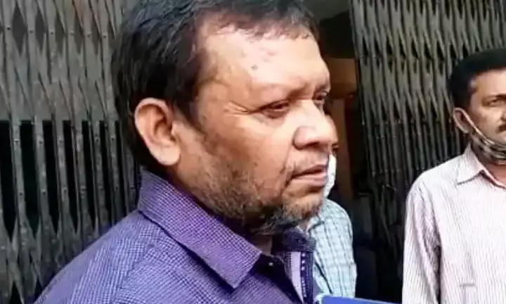 FIR दर्ज कराने IAS पहुंचा थाने, 4 घंटे करता रहा इंतजार…..FIR में नाम देख पुलिस के उड़ गये होश…. थानेदार ने कहा- अंग्रेजी उन्हें समझ नहीं आती …. थाने में ही धरने पर बैठा अफसर