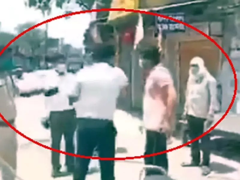 VIDEO : …अब थप्पड़बाज SDM की दबंगई आयी सामने…. कलेक्टर के साथ ये साहब भी मार रहे थे लोगों का तमाचा….सोशल मीडिया पर लोग पूछ रहे- इनपर मेहरबानी क्यों ? VIDEO : …अब थप्पड़बाज SDM की दबंगई आयी सामने…. कलेक्टर के साथ ये साहब भी मार रहे थे लोगों का तमाचा….सोशल मीडिया पर लोग पूछ रहे- इनपर मेहरबानी क्यों ?