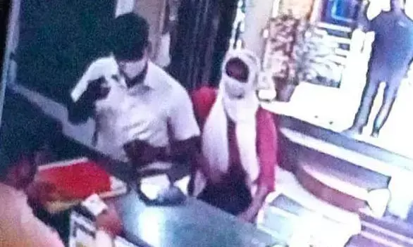 होटल में DSP और महिला कांस्टेबल रंगरेलियां मनाते पकड़ाये…..छुट्टी लेकर हो गये थे लापता…. दोनों को किया गया सस्पेंड .. पढ़िये पूरा मामला