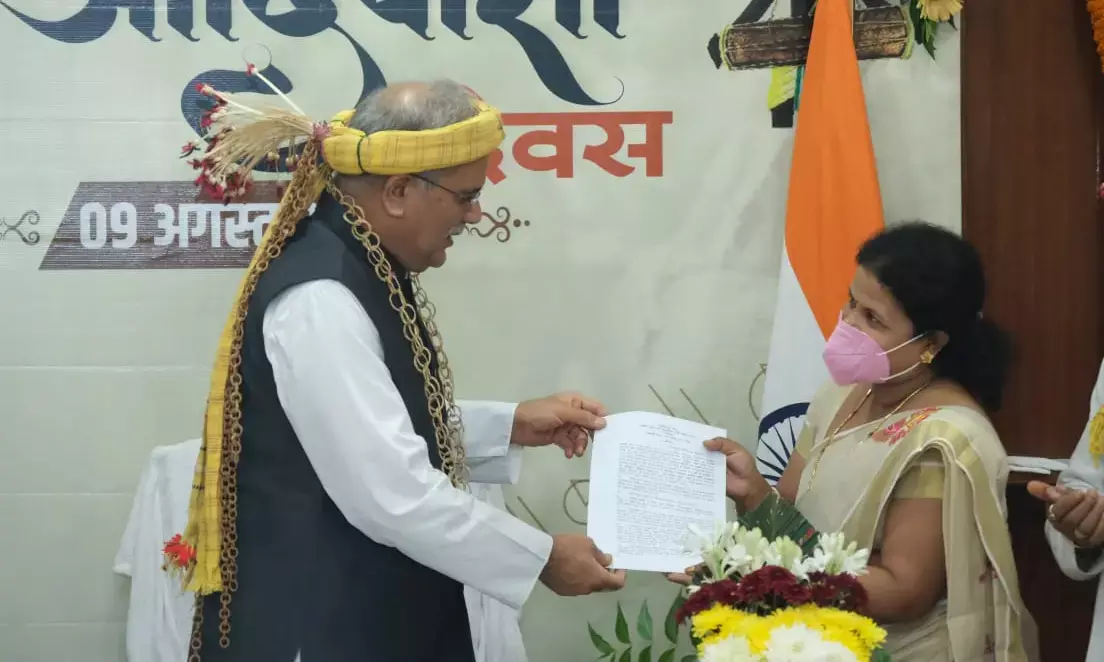 CG : दिवंगत IAS की पत्नी को CM ने नियुक्ति पत्र दिया…. राज्य सरकार ने सहायक अनुसंधान अधिकारी पर हुई नियुक्ति… कैबिनेट में लगी थी मुहर …. IAS एसोसिएशन ने कहा- शुक्रिया