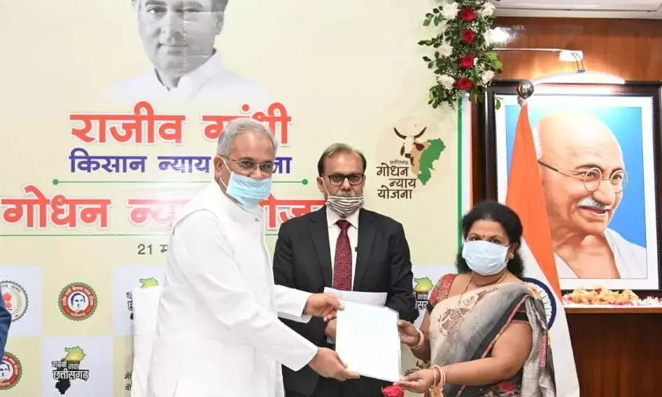 IAS एसोसिएशन के अध्यक्ष सीके खेतान ने की CM से मुलाकात…. दिवंगत IAS चंद्रकांत उईके के बेटे की पढ़ाई के लिए एसोसिएशन की तरफ से दिया 10 लाख का चेक…. अनुकंपा नियुक्ति की भी मांग की