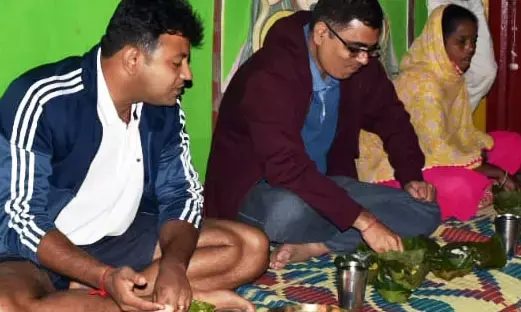 बदल रहा बस्तर : नक्सलियों के खौफ से कांपता था जो इलाका…. वहीं कलेक्टर-एसपी ने बेखौफ गुजारी पूरी रात…..ग्रामीणों के बीच लगाया जनता दरबार….साथ बैठ डिनर भी किया…