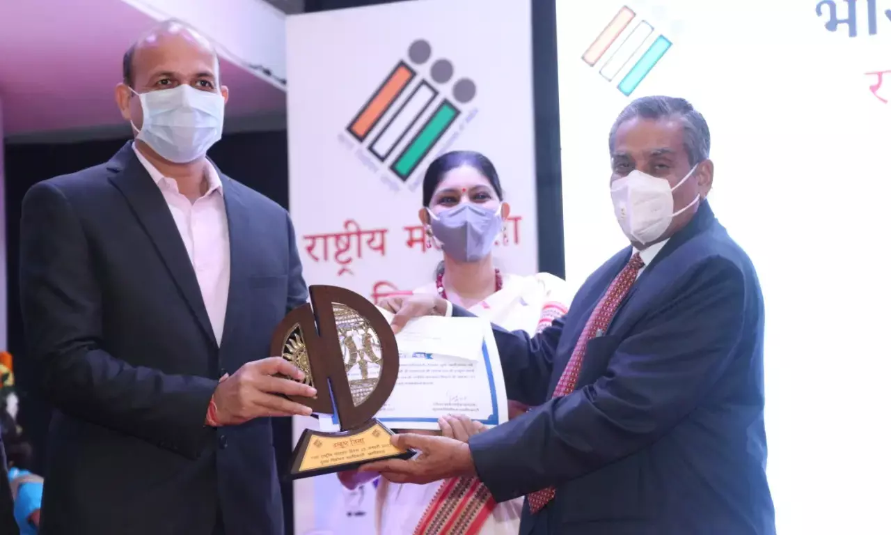 निर्वाचन कार्यों के संपादन में उत्कृष्ट कार्य करने के लिए सर्वश्रेष्ठ जिला के रूप में दुर्ग जिला पुरस्कृत…. कलेक्टर एवं जिला निर्वाचन अधिकारी डाॅ. सर्वेश्वर नरेंद्र भुरे ने ग्रहण किया सम्मान