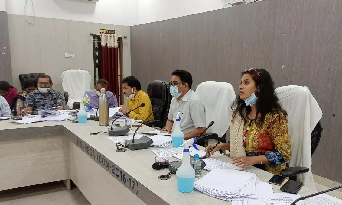 बिफरे कलेक्टर ने जनपद सीईओ और नोडल अफसरों को लगायी फटकार…..11 पंचायत सचिवों को शोकॉज नोटिस जारी…..बिफरे कलेक्टर ने तत्काल व्यवस्था सुधारने के दिये निर्देश