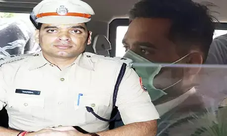 गिरफ्तार IPS की अजब है कहानी : …..IPS पत्नी की वजह से कैडर चेंज कराया, फिर उसे ही दे दिया तलाक…….पोस्टिंग के साथ ही शुरू कर दिया था रिश्वतखोरी का खेल….. जम्मू-कश्मीर में भी हत्या के केस में फंसे थे