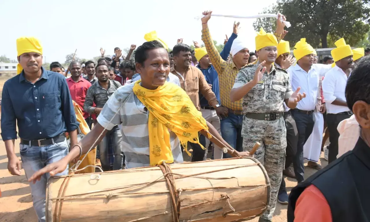 वैलेंटाइन डे पर शादी का गिफ्ट : SP बने बाराती, पुलिसकर्मी बने घराती और फिर 14 पूर्व नक्सली जोड़े बंध गये शादी के बंधन में….अनूठी रही इनमें से कईयों की प्रेम कहानी