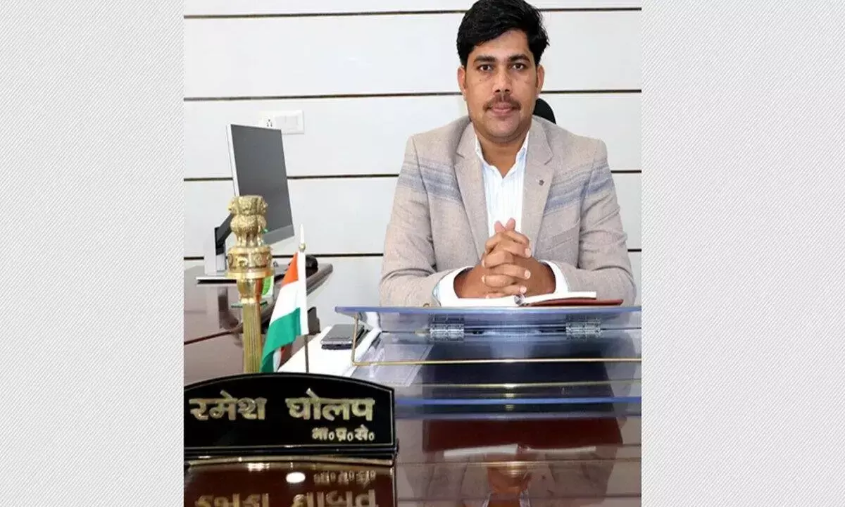 मां के साथ गलियों में घूम कर बेचते थे चूड़ियां, परीक्षा के समय मिली थी पिता के निधन की खबर….पढ़िए गरीबी को हराकर IAS बनने तक कि कहानी…