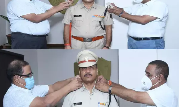 डीजीपी अवस्थी ने आईपीएस अवार्ड होने पर वायपी सिंह, धर्मेंद्र सिंह छवई को बैज लगाकर दी शुभकामनाएं