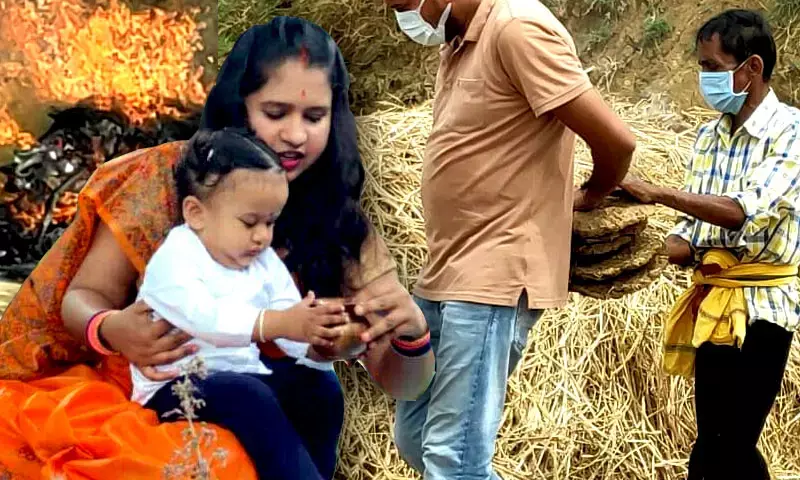 IAS चंद्रकांत वर्मा ने तहसीलदार पत्नी को दी मुखाग्नि…..कोरोना से 24 दिन बाद हार गयी मासूम की मां…..अंतिम संस्कार के वक्त कलप उठे लोग