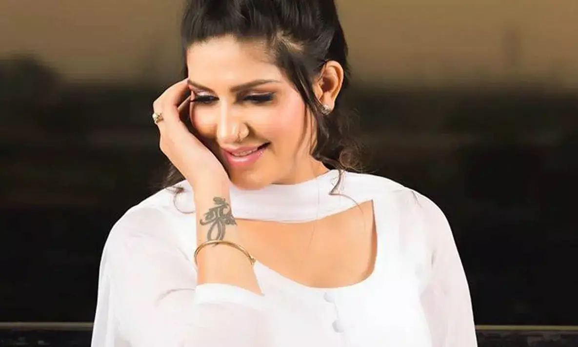 अस्पताल में भर्ती सपना चौधरी, लड़खड़ाते हुए चलते दिखीं... देखें विडियो