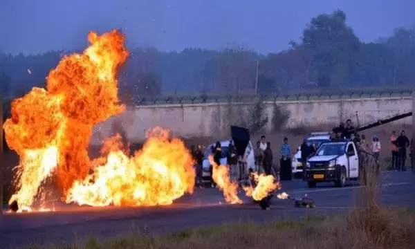 हवाई पट्टी पर बम ब्लास्ट, अभिनेता जॉन अब्राहम की बाइक में लगी आग….