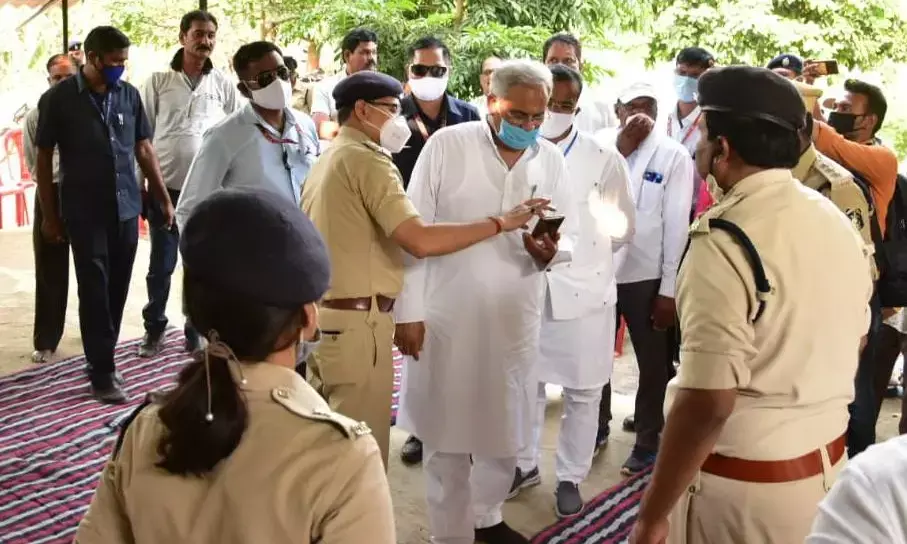 5 लोगों की मौत मामला : मुख्यमंत्री भूपेश बघेल पहुंचे बठेना गांव…..सहायता राशि परिजनों को देने की घोषणा…. जांच के भी दिये निर्देश