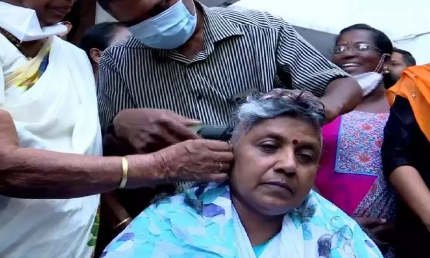 महिला कांग्रेस नेता ने करा लिया मुंडन : चुनाव में टिकट नहीं मिलने से नाराज कांग्रेस नेत्री ने ऐसे निकाला अपना गुस्सा…. कांग्रेस भवन के बाहर ही करवाया अपना मुंडन