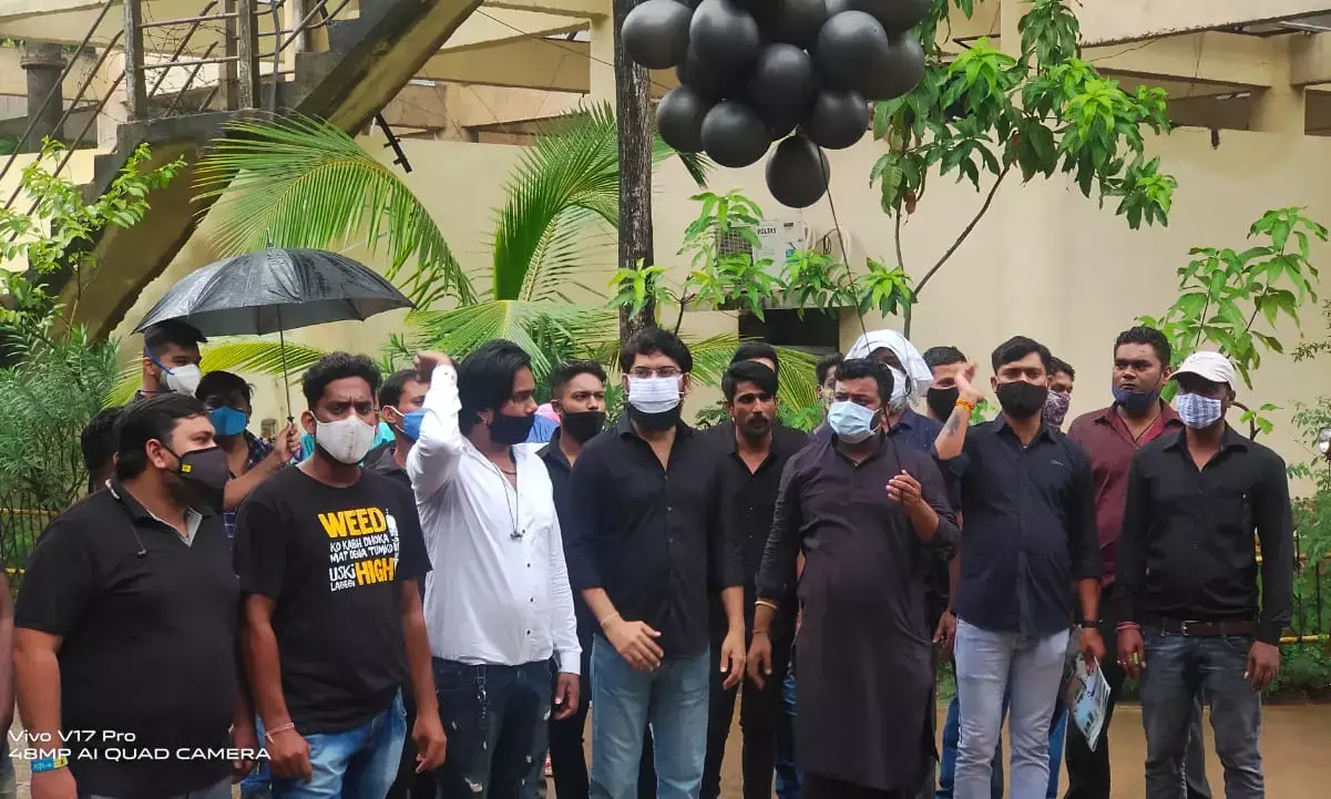 जोन अध्यक्ष के चुनाव में क्रास वोटिंग के 1 साल पूरे होने पर कांग्रेस ने मनाया ब्लैक फ्राइडे…. काली ड्रेस और काले गुब्बारे लेकर पार्षद अमितेश की अगुवाई में कांग्रेसियों ने मांगा जोन अध्यक्ष से इस्तीफा