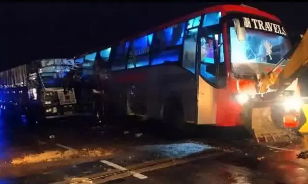 18 मौत: भीषण सड़क हादसे में 18 लोगों की मौत, 50 से ज्यादा घायल…..बिहार जा रही यात्री बस को ट्रक ने मारी टक्कर…..अधिकांश ने मौके पर ही तोड़ा दम