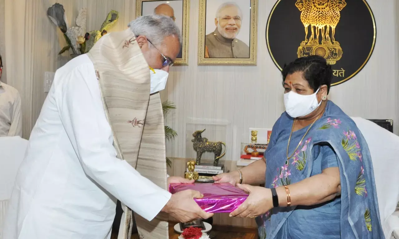 राजभवन से मतभेदों के बीच राज्यपाल से मिलने पहुंचे मुख्यमंत्री….. महामहिम ने दिया शॉल तो सीएम ने भी भेंट की साड़ी….इन मुद्दों पर चर्चा हुई